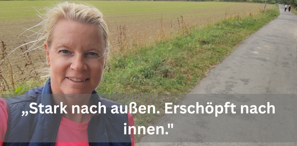 Frau lächelt in die Kamera auf einem Feldweg, im Bild der Satz: Stark nach außen. Erschöpft nach innen.