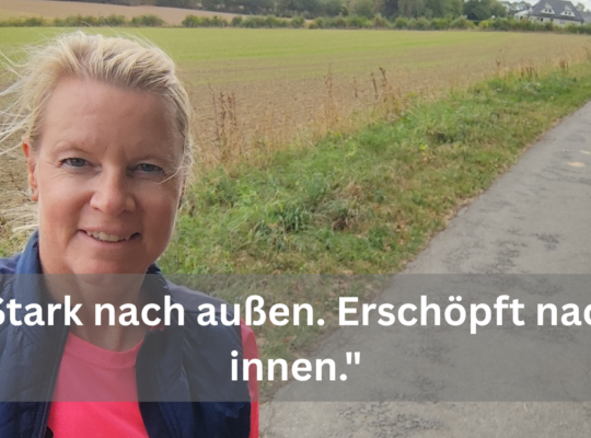 Frau lächelt in die Kamera auf einem Feldweg, im Bild der Satz: Stark nach außen. Erschöpft nach innen.