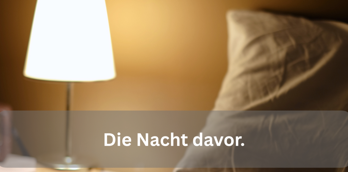 Nachttischlampe leuchtet im Dunkeln neben einem Kopfkissen, im Bild der Satz: Die Nacht davor.