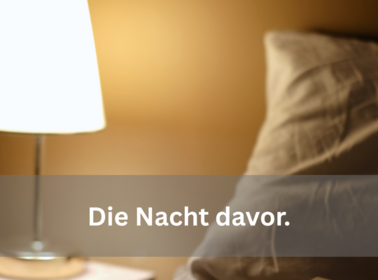 Nachttischlampe leuchtet im Dunkeln neben einem Kopfkissen, im Bild der Satz: Die Nacht davor.