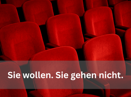 Leere rote Kinosaal-Sitzreihen, im Bild der Satz: Sie wollen. Sie gehen nicht.