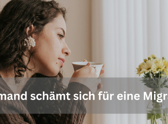 Frau mit lockigem Haar schaut nachdenklich aus dem Fenster und hält eine Tasse Tee, im Bild der Satz: Niemand schämt sich für eine Migräne.